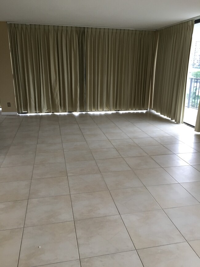 Building Photo - 200 Leslie Dr