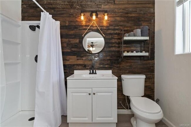 Building Photo - Move-In Ready 2 Bed / 2 Bath + Bonus Room & Den/Office