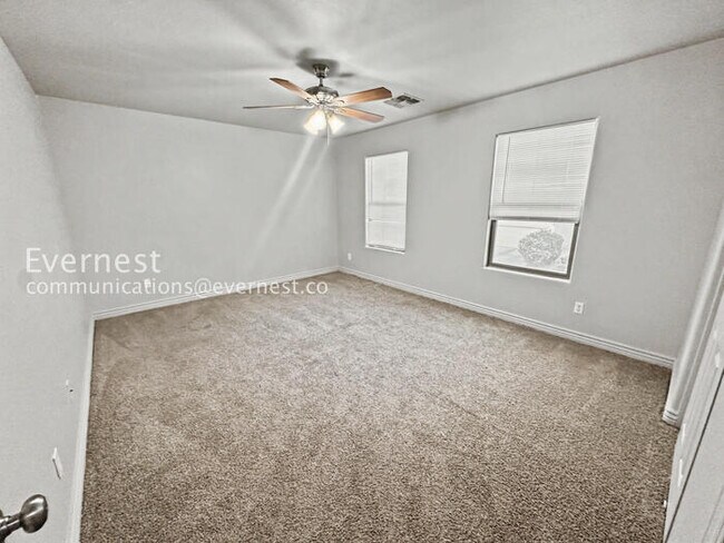 Building Photo - Limited Time Special Offer / 4 Bed, 3 Bath Home with Garage / Pet-Friendly / Vouchers Accepted / ...