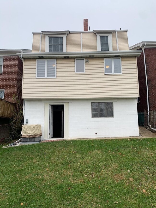 Building Photo - Beautiful Renovated 3/1.5 Home in Beechvie...