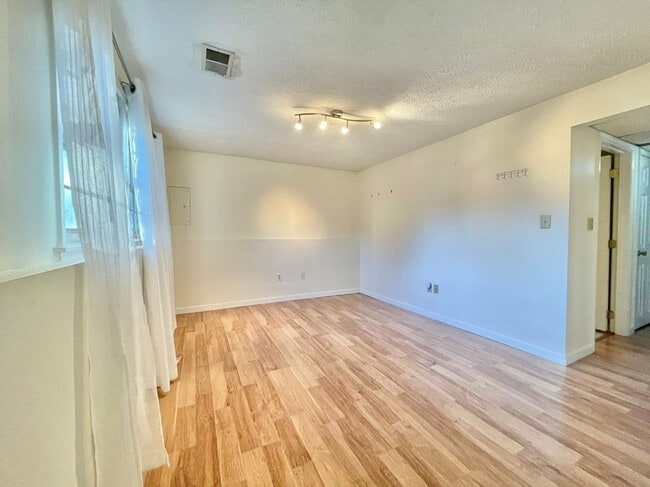 Building Photo - 83 Derryfield Ct