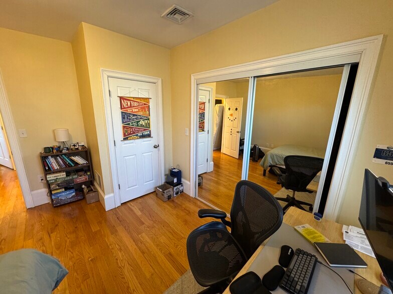 Primary Photo - 208 Holland St