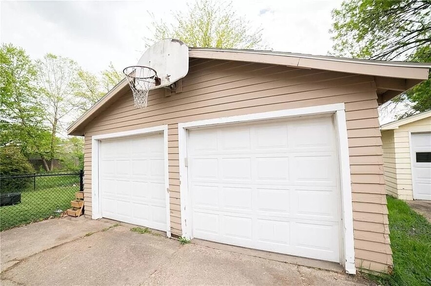 Building Photo - 2761 Skeies Dr