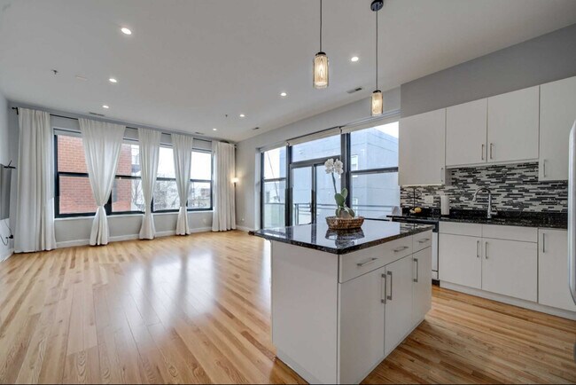 Building Photo - 2 S Leavitt St