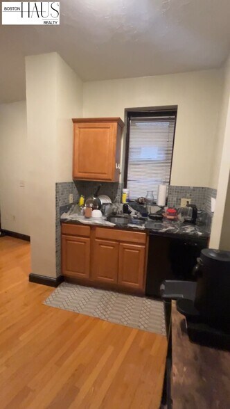 Building Photo - 185 Park St