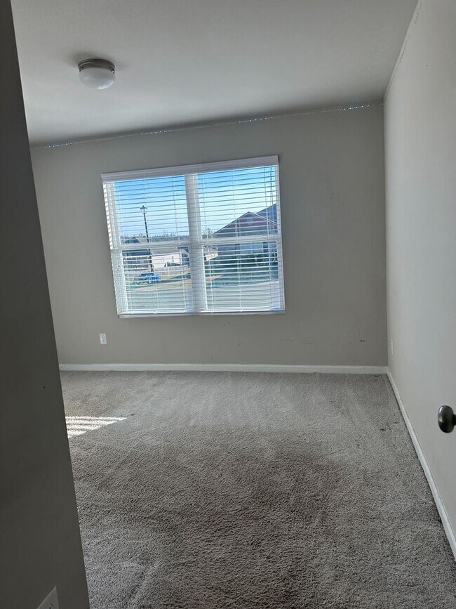 Building Photo - Stylish 4BR/2BA Home with Garage & Privacy Fence