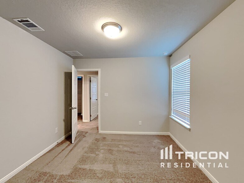 Building Photo - 13630 Paxton Blvd