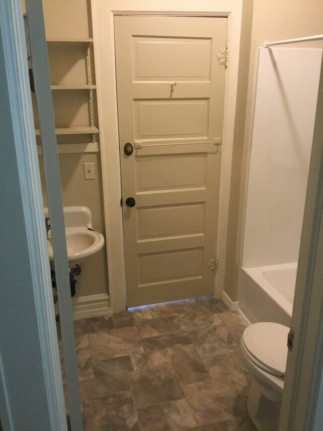 Building Photo - Great 2 Bedroom Bungalow Near Downtown and...