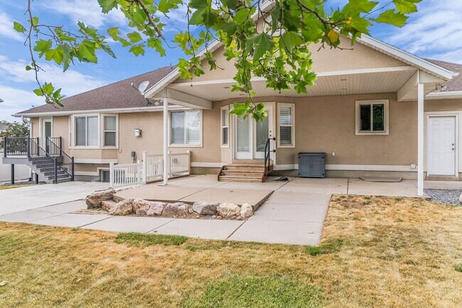 Building Photo - Spacious 7 Bed Kaysville Home with Two Kitchens
