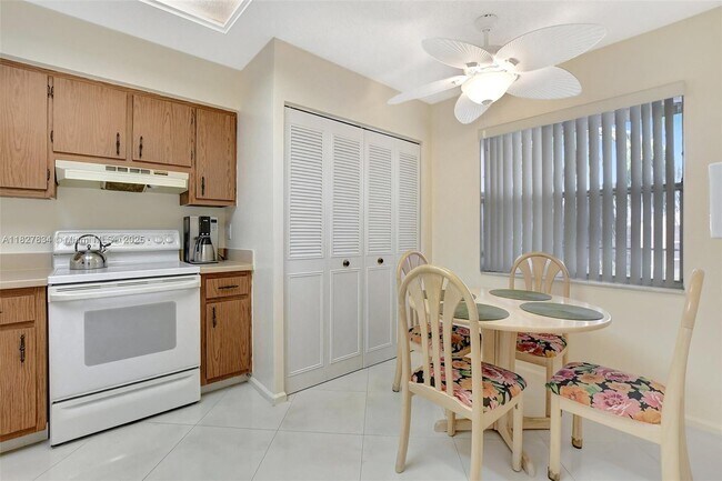 Building Photo - 7300 Lake Cir Dr