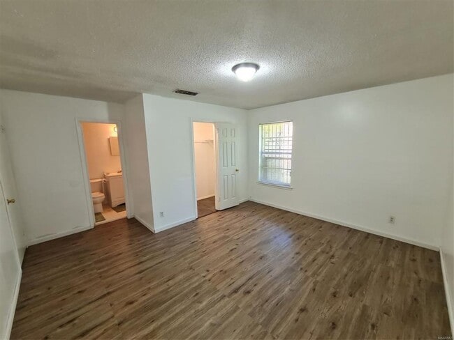 Building Photo - Washer/Dryer Included! No Carpet to worry ...