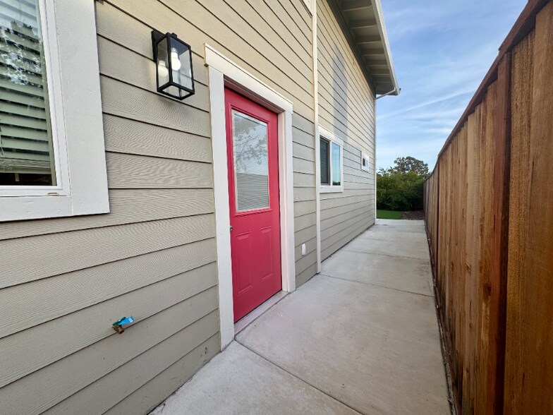 Building Photo - 148 Lancaster Way