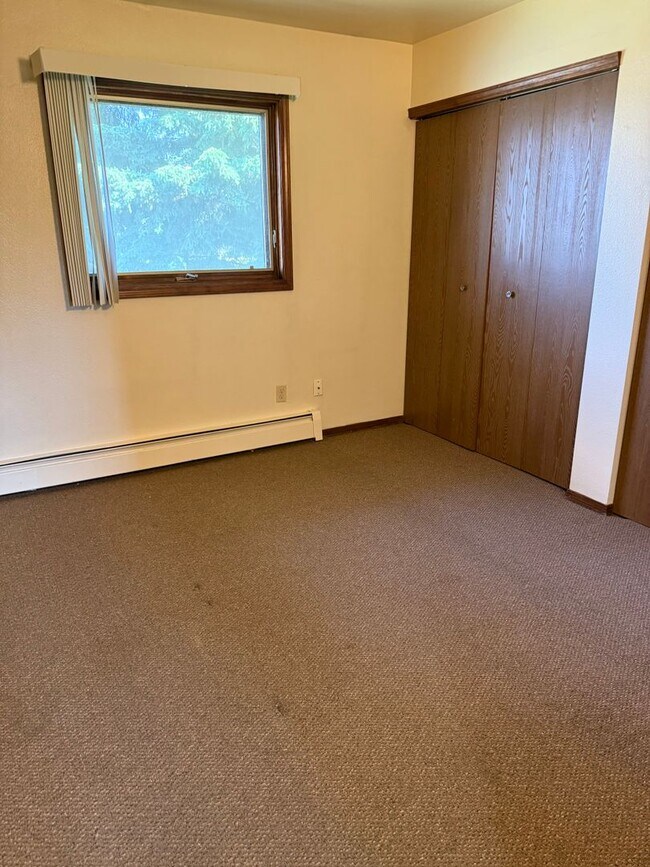 Building Photo - 2BR 1.5BA | Midtown Townhouse Style | Pets...