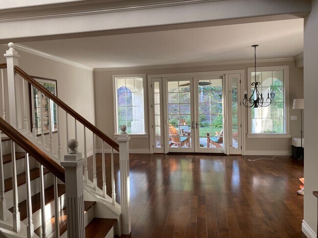 Building Photo - Private Courtyard Entry & Expansive Backyard Oasis