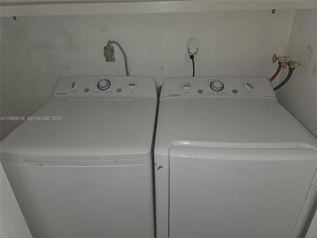 Building Photo - 8290 Lake Dr