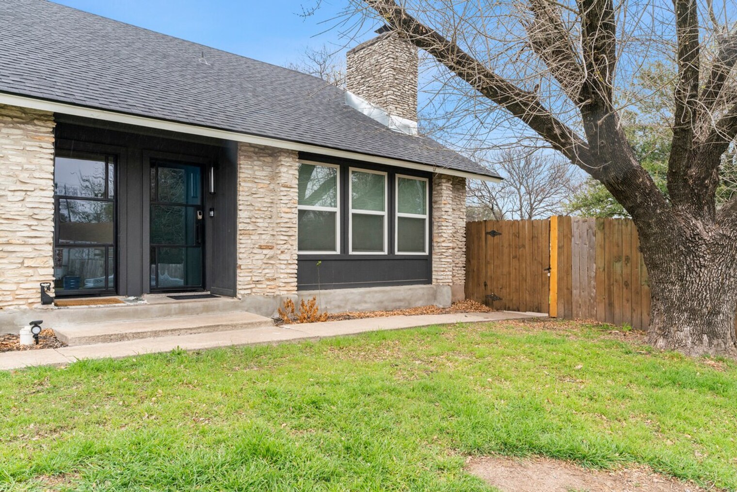 Building Photo - 2104 Lamplight Village Cir