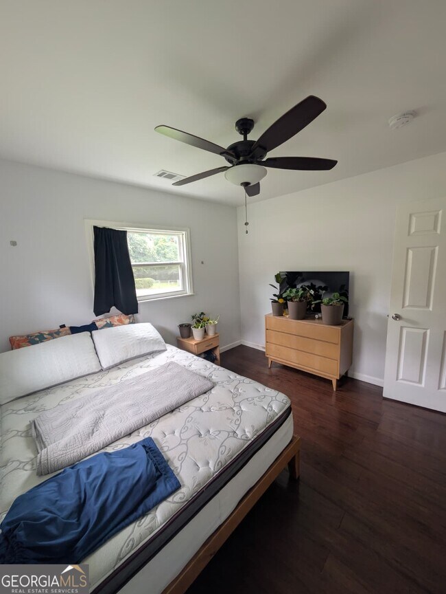 Building Photo - 3221 Bobolink Dr