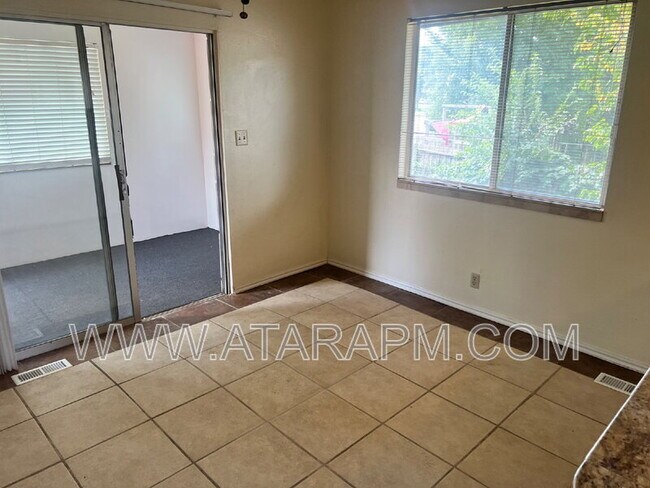 Building Photo - 270 Country Club Dr