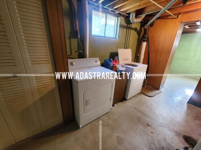 Building Photo - Spacious Overland Park Ranch Home w/Finish...