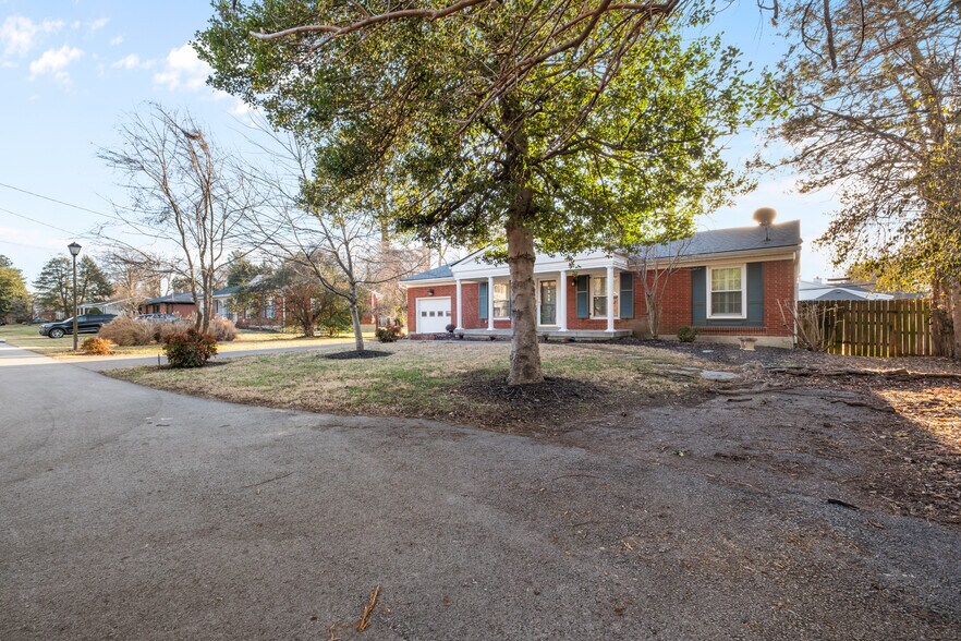 Building Photo - 318 Castleview Dr