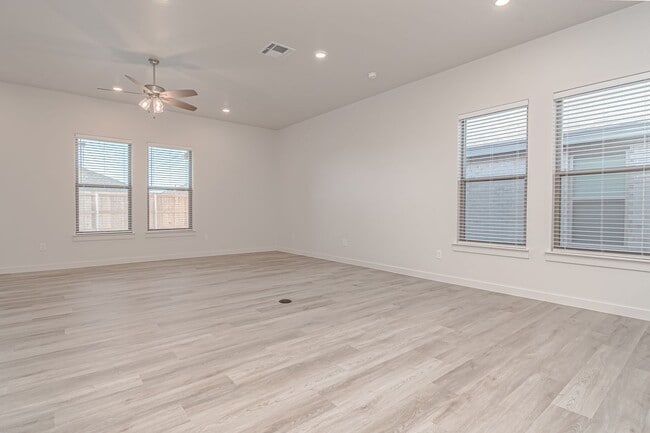Building Photo - 2060 Acacia Ln