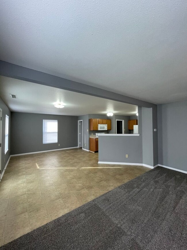 Building Photo - Shelbyville - 3 BR  home with loft