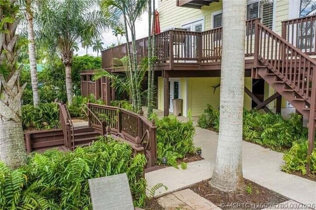 Building Photo - 765 SW Rustic Cir