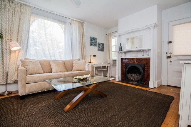 Building Photo - 1Br/1Bth unit! Hot Water included. Great location!