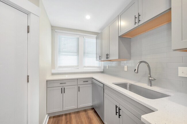 Building Photo - 107 School St