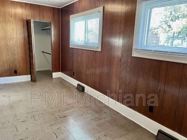 Building Photo - 126 Monmoor Ave