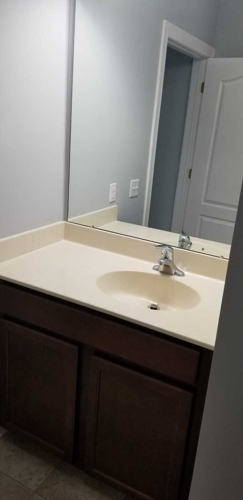 Building Photo - 2000 Fountainview Cir