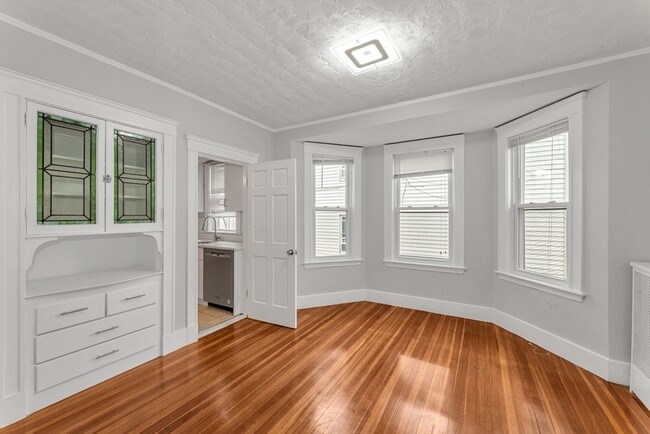 Building Photo - 204 Maple St