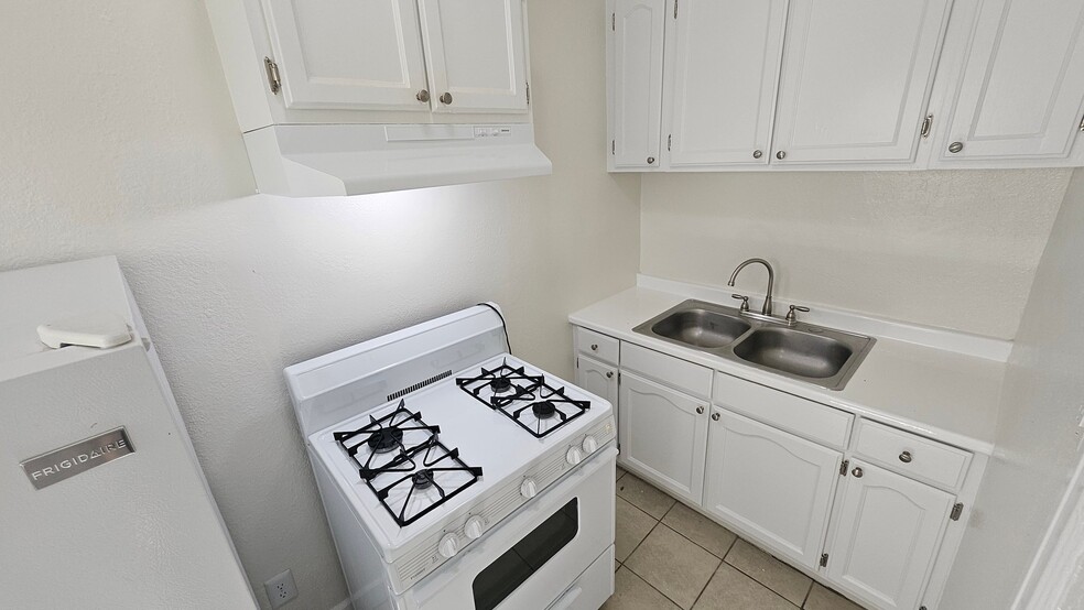 Building Photo - 727 S Coronado St