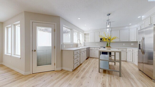 Building Photo - 2 bed, 2 bath townhome in Meadow Springs