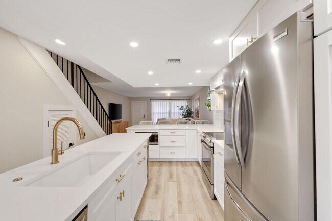 Building Photo - 6021 Bayview Dr