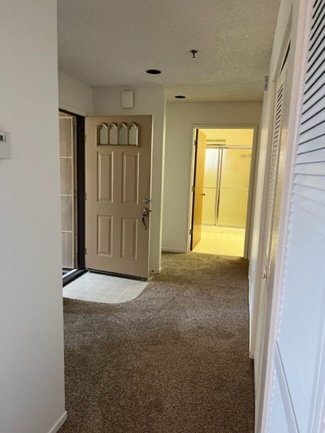 Building Photo - 22 Sierra Lakeside Ln