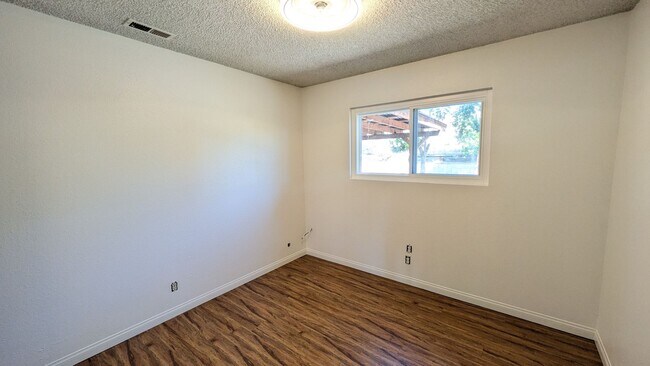 Building Photo - Refreshed Single Level Home