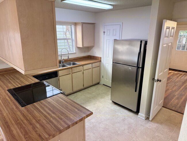 Building Photo - Well Maintained Townhouse....1/2 Off 1st Month's Ret