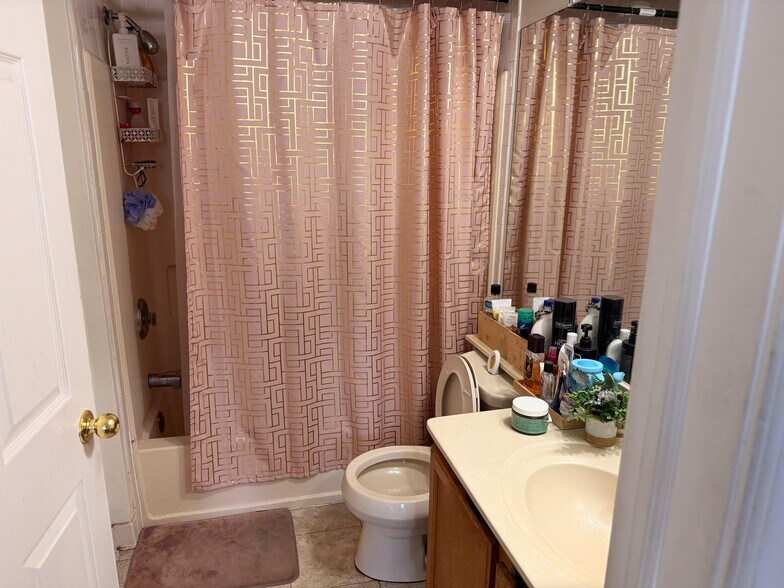 Building Photo - 525 Waterford Dr