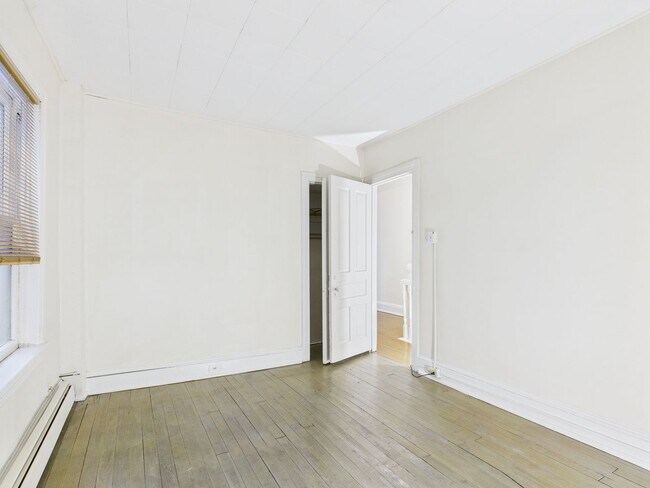 Building Photo - 735 N George St