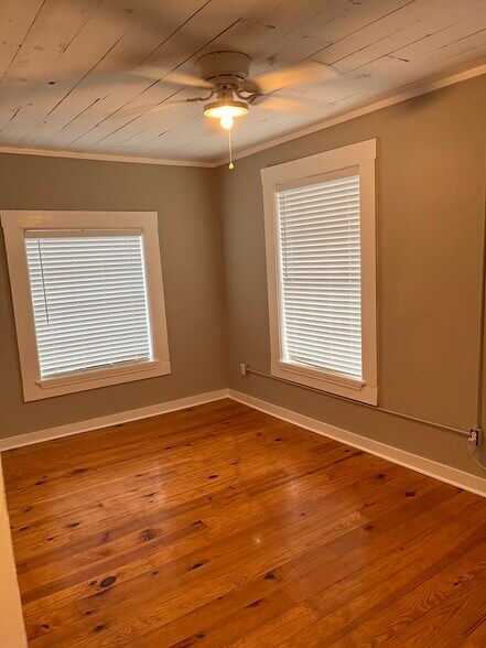 Living room or bedroom two no closet - 710 W Canal St