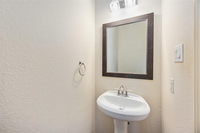 Building Photo - 3008 Clearview Cir