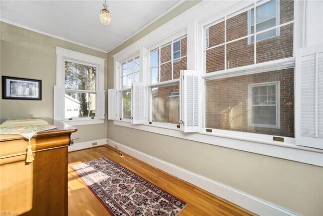 Building Photo - LARCHMONT