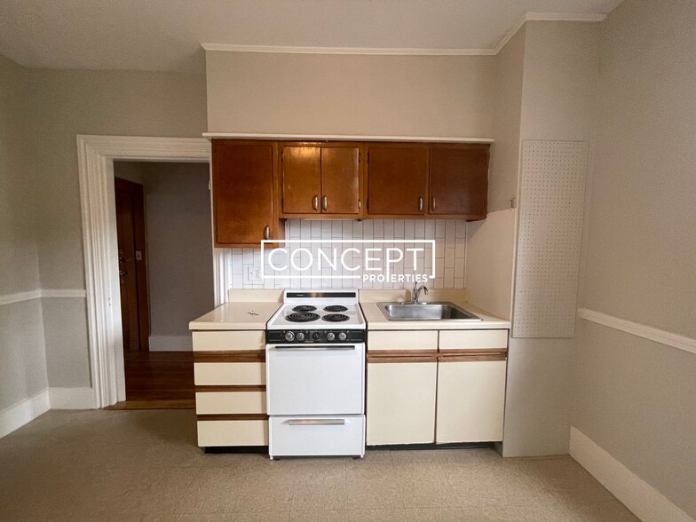 Building Photo - 8 Forest St