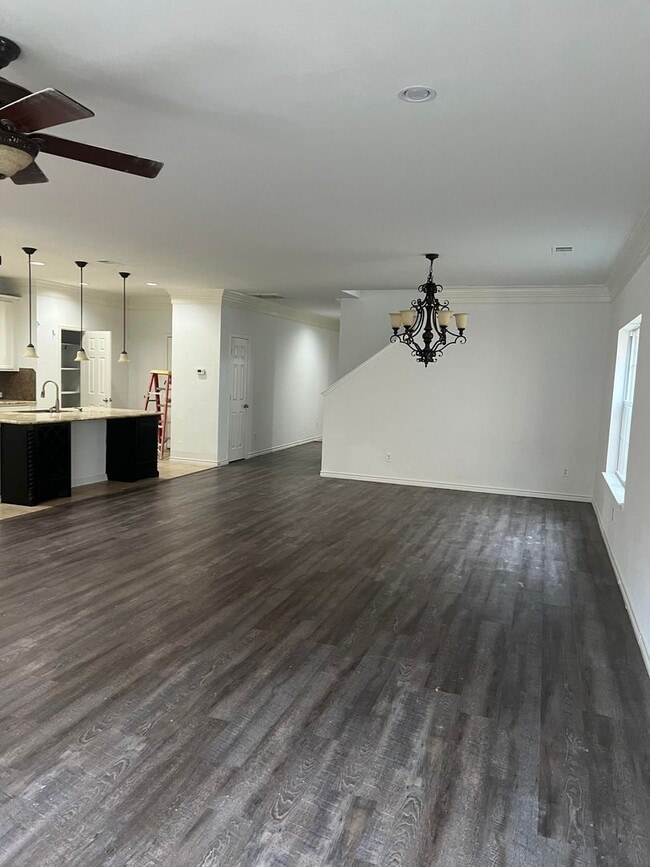 Building Photo - Newly Updated Expansive 5 Bedroom 3.5 Bath...