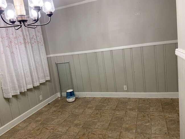 Building Photo - Ranch style four bedroom two bath with ful...