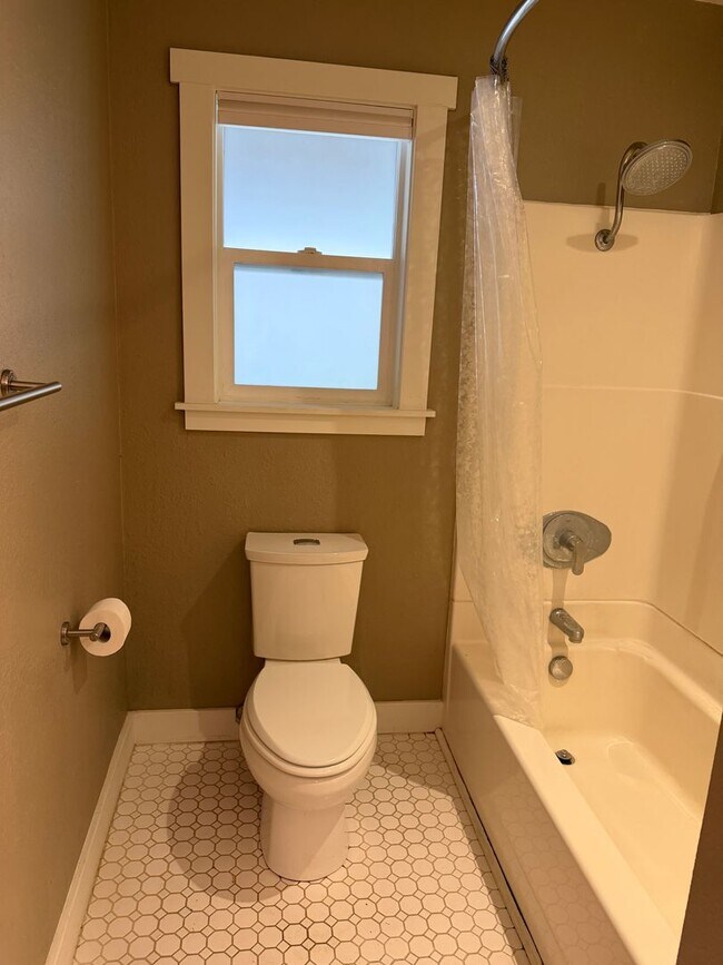 Building Photo - Rare Find with Main House and Fully Equipped ADU!