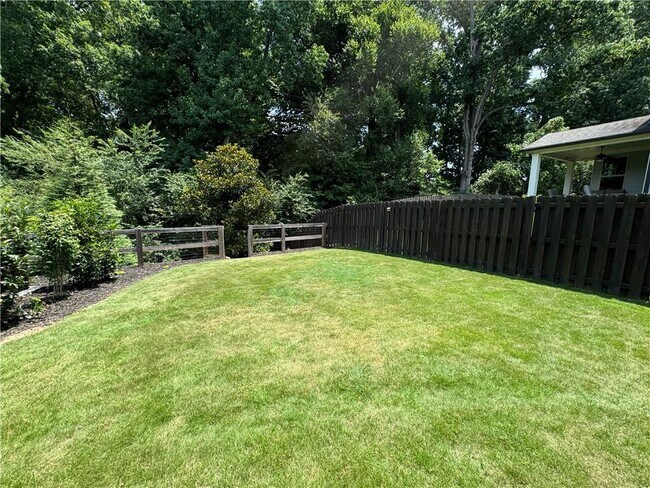 Building Photo - 512 Edgewater Dr