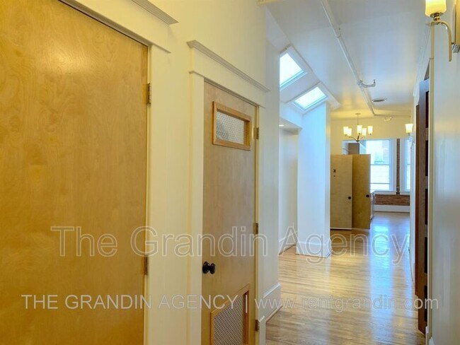 Building Photo - 126 Campbell Ave SW
