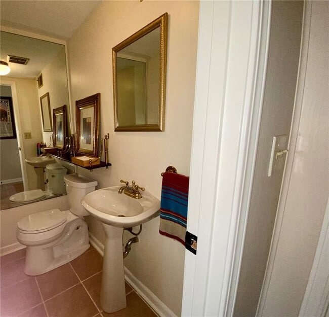 Building Photo - 2901 Victoria Dr